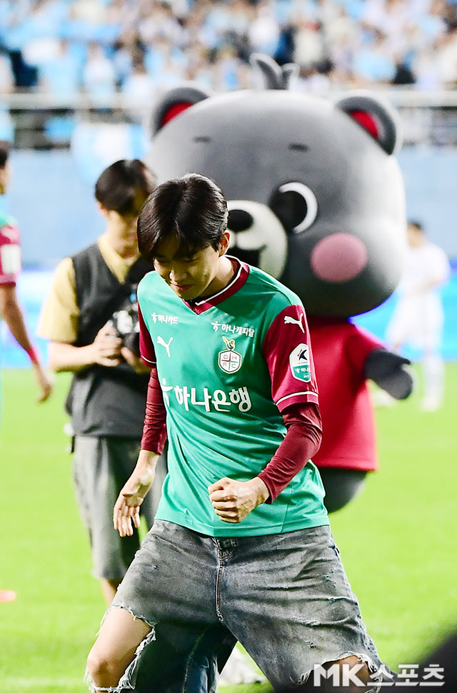 <b>임영웅</b> ‘시축 성공한 후 주먹 불끈’ [MK포토]
