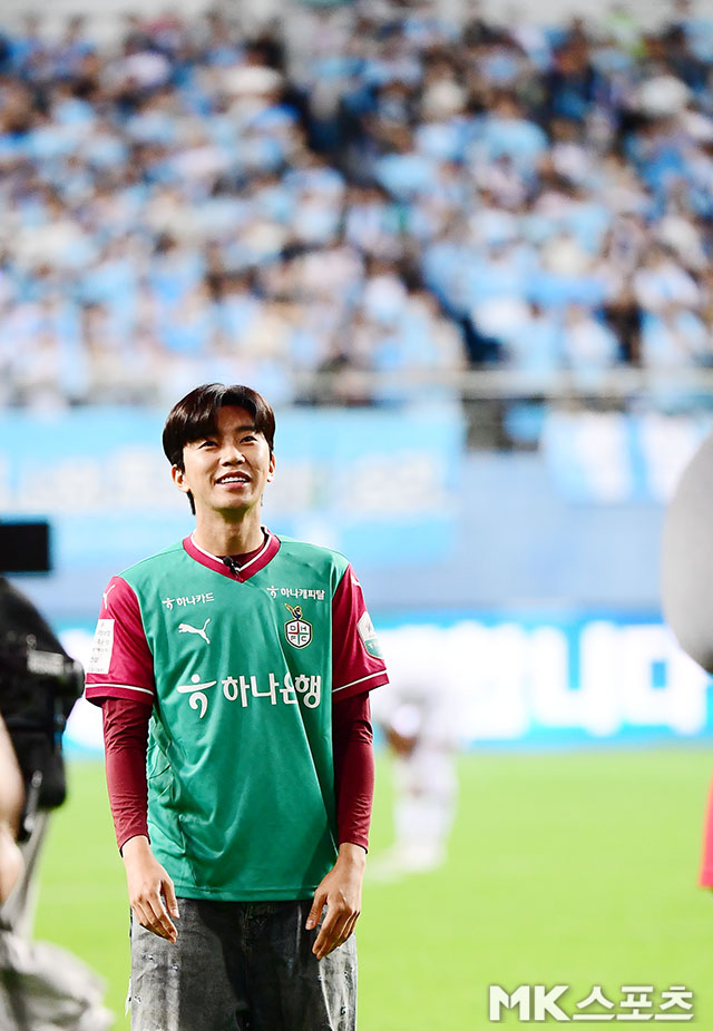 <b>임영웅</b> ‘축구팬들 향해 달콤 미소’ [MK포토]