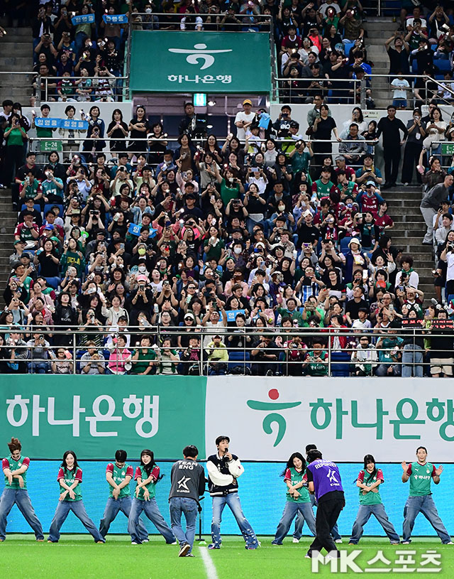 <b>임영웅</b> ‘<b>경기장</b> 열기를 뜨겁게 만든 축하공연’ [MK포토]