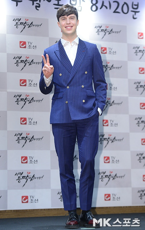 <b>줄리안</b>, 1인 <b>카페 저격</b>의 끝은 <b>사과</b>...“경솔한 행동, 명백한 제 불찰”...