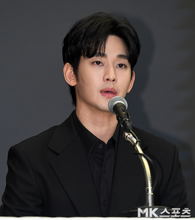 “<b>김수현</b>, 군시절 故 김새론 아닌 다른 연인 있었다”…<b>연애 편지</b> 공개