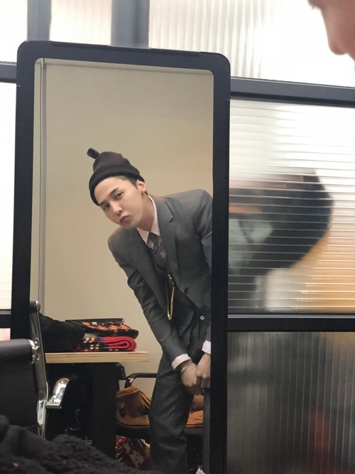 G-Dragon memamerkan mode yang ingin kita ikuti