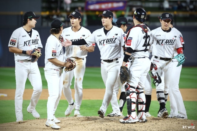 ‘1회 6실점’ <b>KT</b>, <b>9회</b> <b>4득점</b> 한화에 기적의 무승부...4일 NC 손에 5위 달...