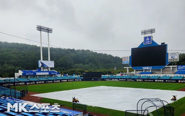 <b>삼성</b>-<b>NC</b>, 와카 <b>1차전</b> 비로 30분 이상 지연...개시 시간 미정 [WC1 현장]