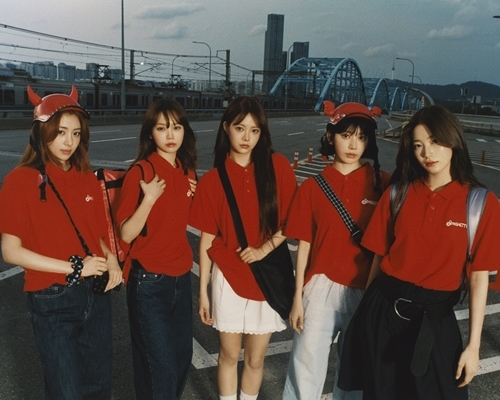 ‘컴백’ <b>르세라핌</b> “휘감기는 ‘<b>스파게티</b>’처럼 빠져나올 수 없는 매력...