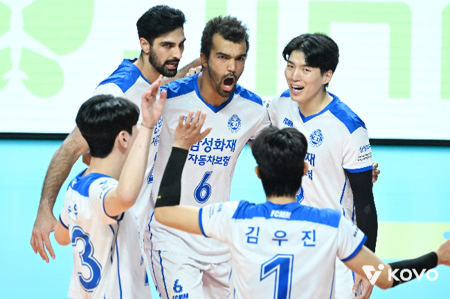 ‘친정팀에 비수 제대로, 아히 17득점 폭발’…<b>삼성화재</b>의 개막 <b>첫 승</b> 신...