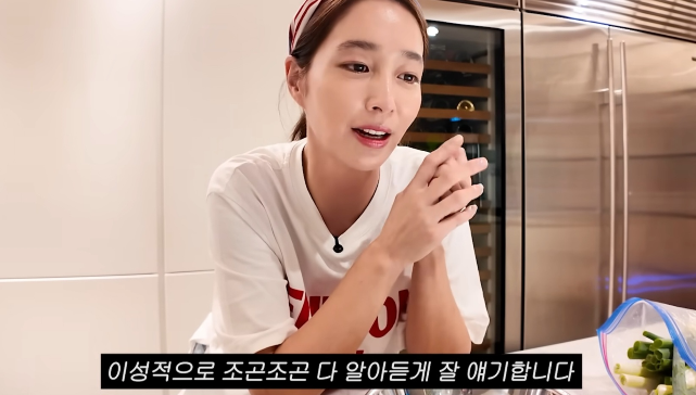 <b>이민정</b>, <b>이병헌</b> ‘피투성이’ 발언 해명… “1년에 한 번, 그마저도 조...