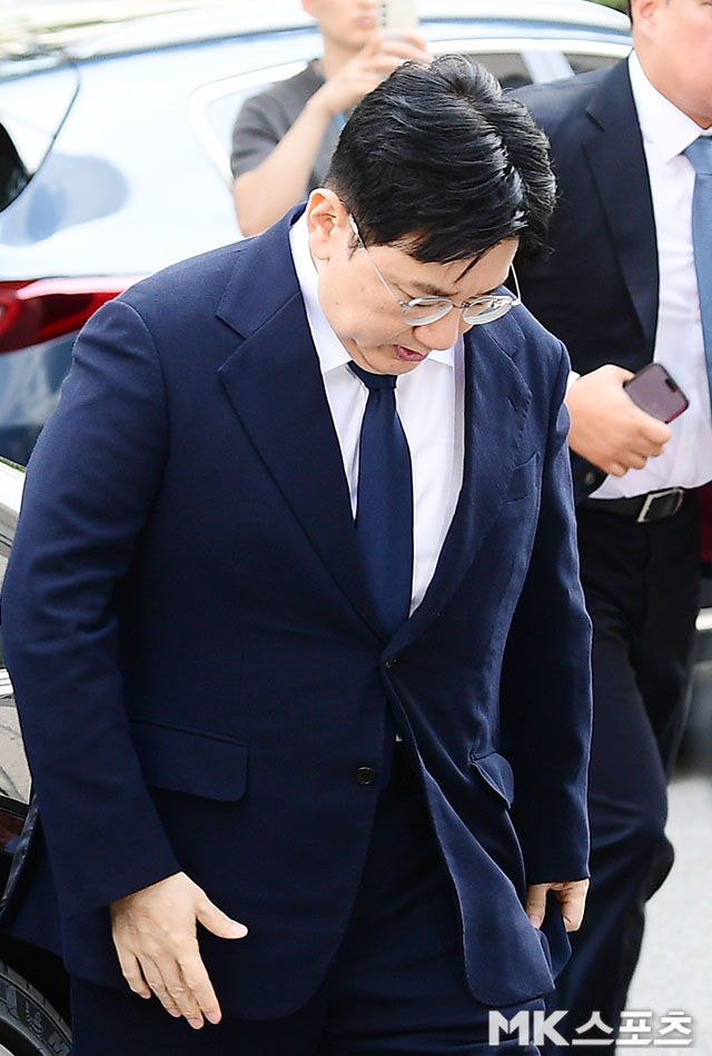 ‘1900억 <b>부당이득 의혹</b>’ <b>방시혁</b> 하이브 의장, 경찰에 3차 소환