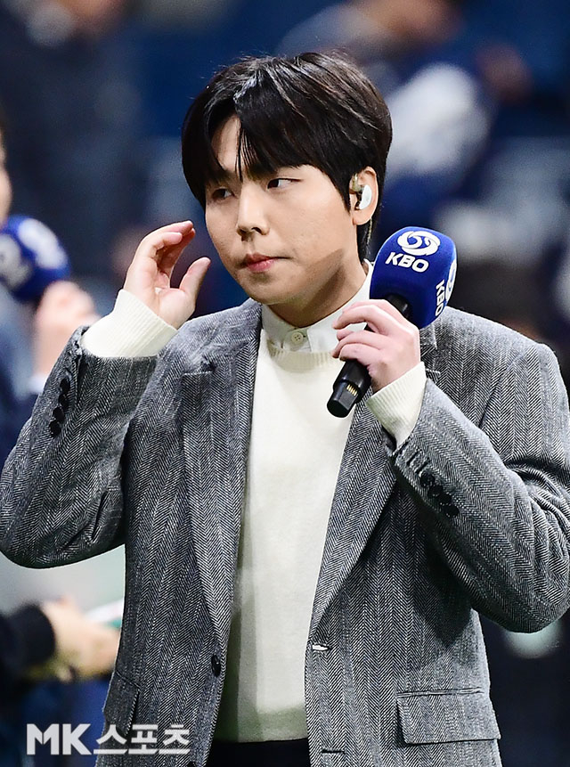 <b>정승환</b> ‘감미로운 음색으로 <b>애국가 제창</b>’ [MK포토]