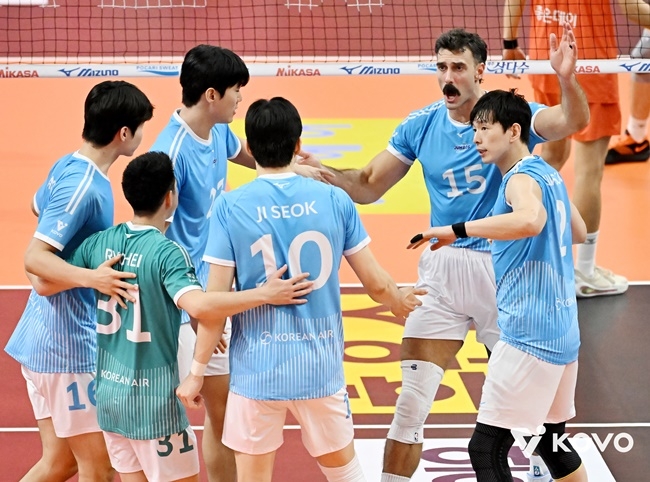 ‘부산 첫 경기인데...’ OK저축은행, 홈 개막전서 <b>대한항공</b>에 1-3패…‘...