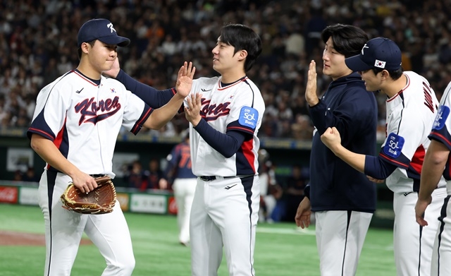 KKKK 노히트 <b>완벽투</b>!…도쿄돔서도 빛난 ‘한화 특급 루키’ <b>정우주</b>의 53...