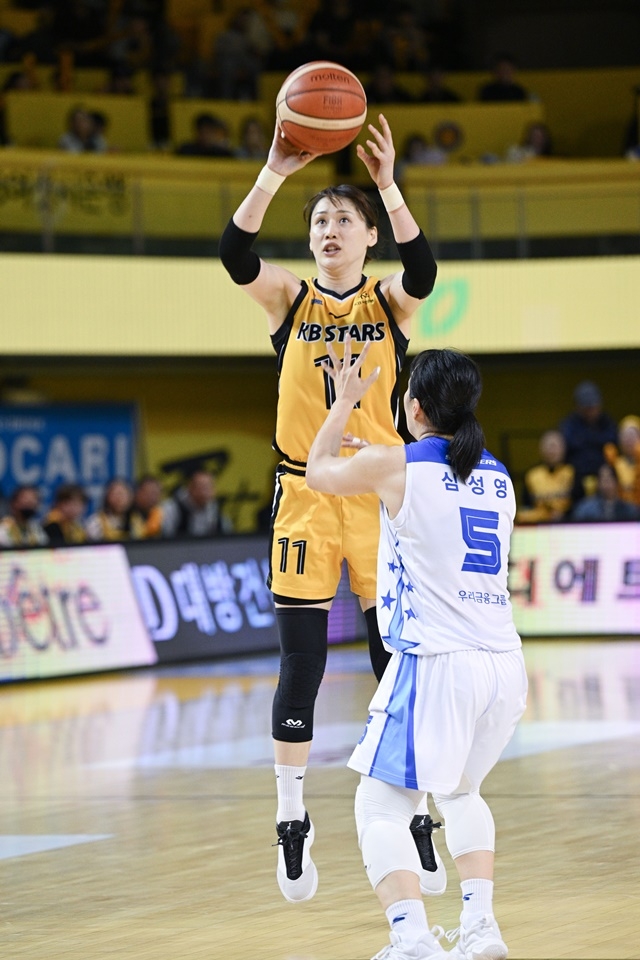 ‘<b>강이슬</b> 27득점 11리바운드’ <b>KB스타즈</b>, 우리은행 꺾고 단독 <b>선두</b> 복귀