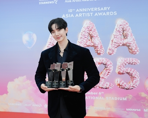‘<b>4관왕</b>’ <b>이준호</b> “전 세계 팬분들께 ‘태풍 정신’ 보여드릴 수 있어...