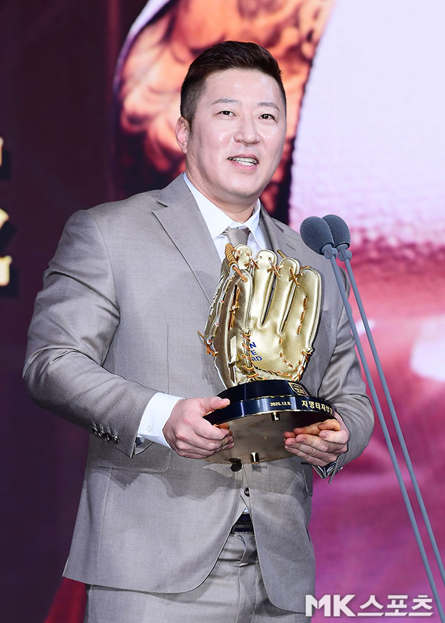 삼성 최형우, 역대 최고령 수상 또다시 경신하며 골든글러브 영예…두산 양의지는 통산 최다 수상 타이 기록 (종합) [MK잠실]