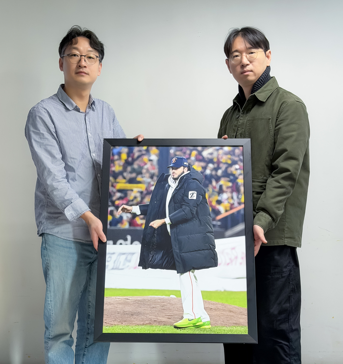 <b>올해의 야구 보도사진상</b> ‘마운드 흙 담아 떠나는 <b>폰세</b>’