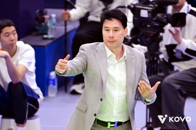 선두 도로공사 게 섰거라, 추격 나서는 <b>현대건설</b>…<b>강성형 감독</b> “이번엔...