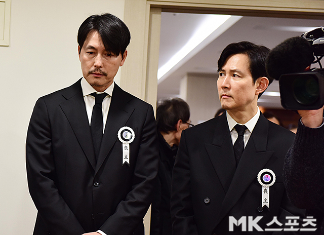 “괜찮으신가요”…이정재·정우성, 故 안성기 빈소 지키는 이틀째에 쏟아진 걱정