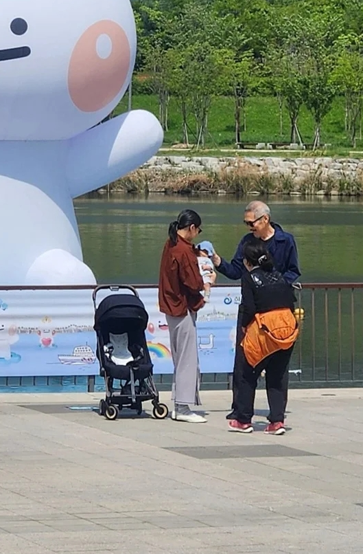 홍상수·김민희 아들 벌써 돌 앞뒀다...송선미 사진 한 장에 관심 폭주