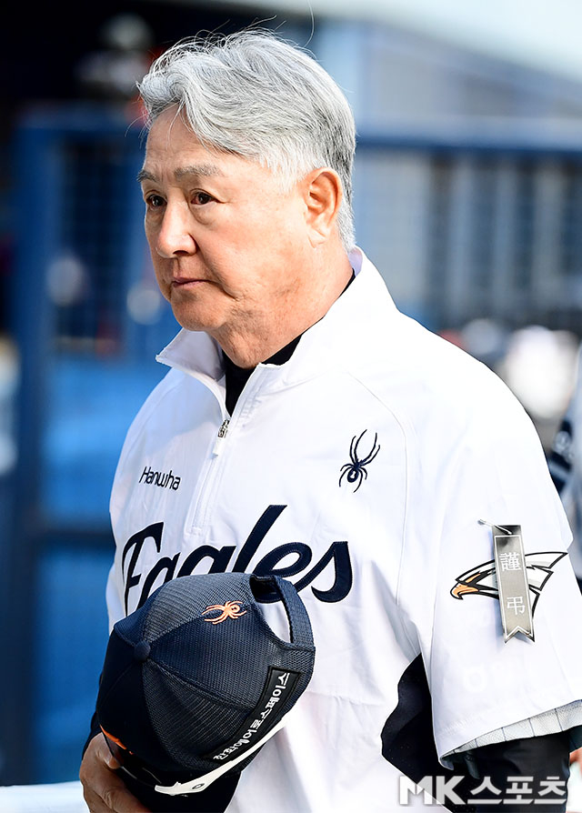 <b>한화</b>에어로 참사 추모 <b>근조리본</b> 착용한 김경문 감독 [MK포토]
