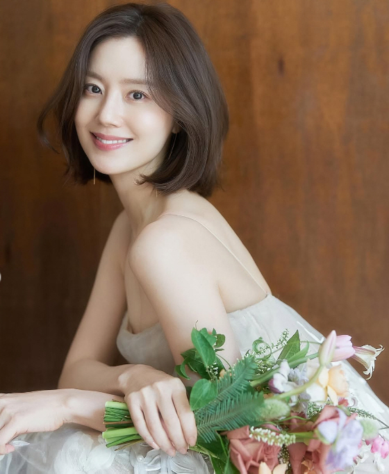 <b>문채원</b>, <b>결혼</b> 앞두고 살 뺐다더니...웨딩화보 비주얼 ‘초대박’