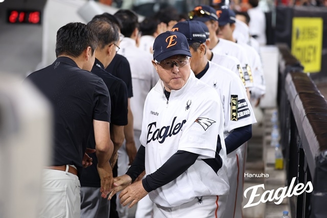 6연패 탈출은 ‘일단 보류’…<b>한화</b>, <b>삼성</b>과 혈투 끝 3-3 연장 10회 <b>강우</b>...