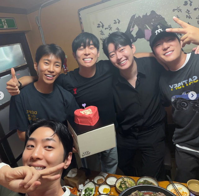 톱스타 임영웅은 대체 생일을 누구랑 보내나 했더니...