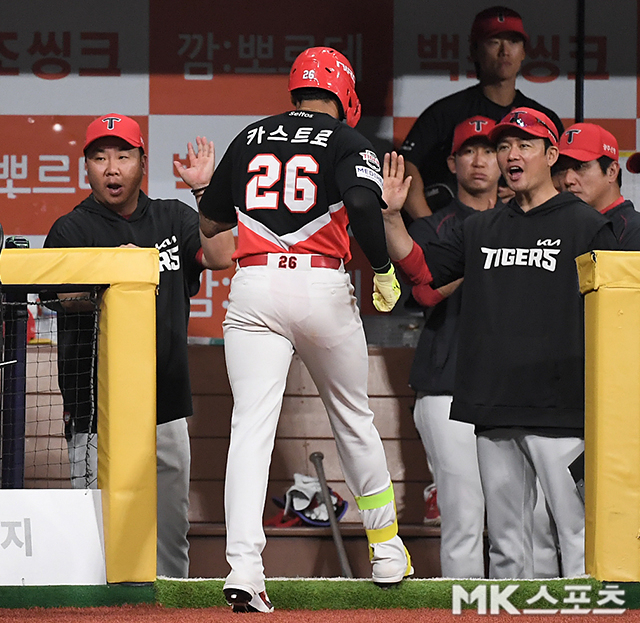 이범호 감독 ‘카스트로 홈런 축하’ [MK포토]