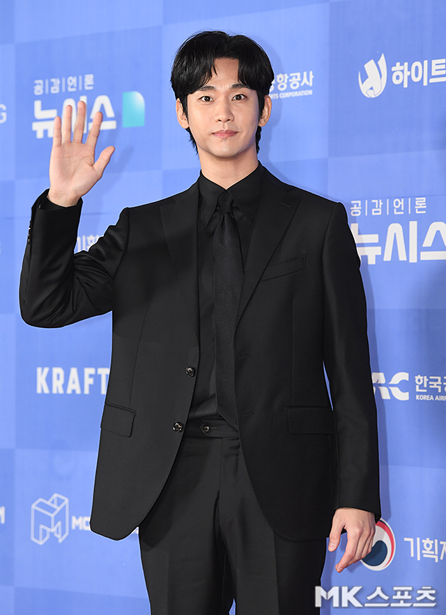 김수현, 1년 4개월만 활동 재개…오늘(14일) 첫 공식 일정 소화 [MK★이슈...