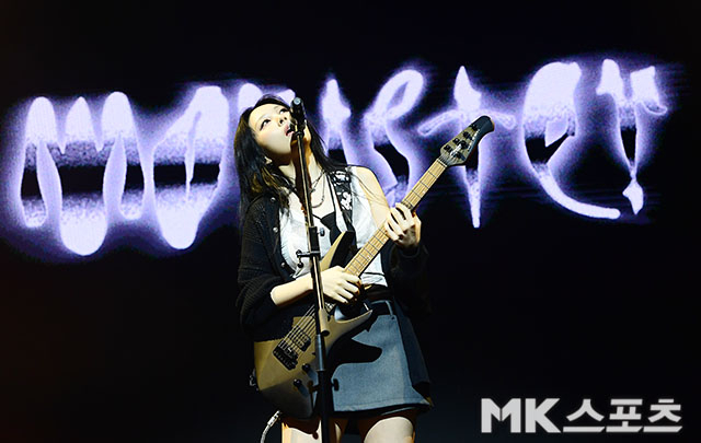 ‘록스타’ <b>권진아</b>, ‘자기혐오’를 위로하는 ‘<b>몬스터</b>’가 되다(종합)...
