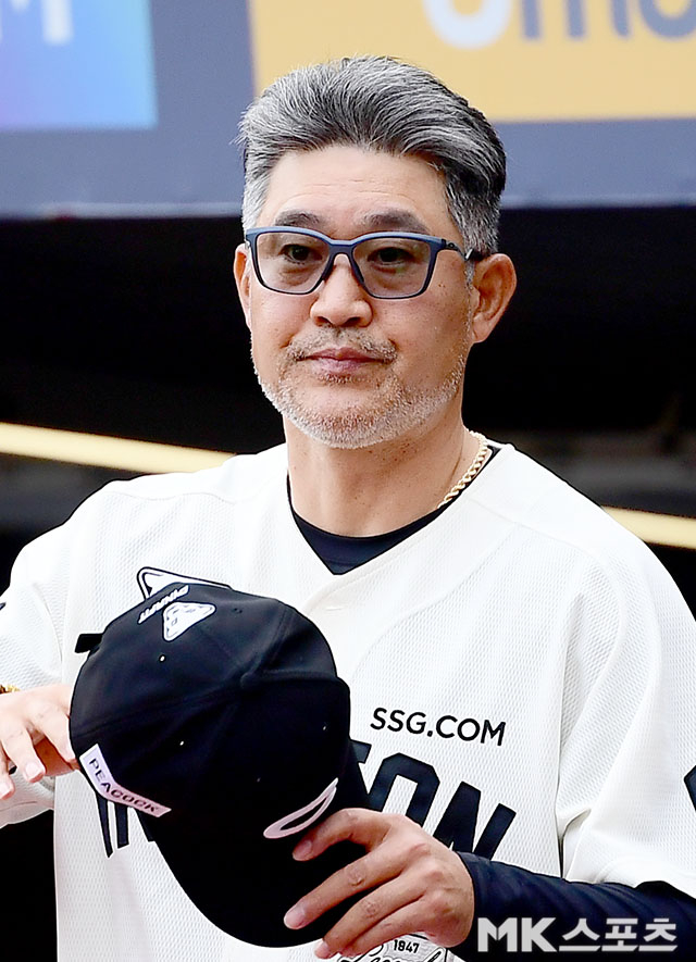 경기 지켜보는 <b>SSG</b> 이숭용 감독 [MK포토]