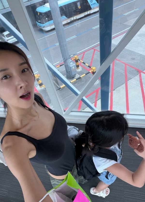 “쉽지 않은 결정”…‘운전 중 춤 논란’ <b>김빈우</b>, 결국 한국 떠난다