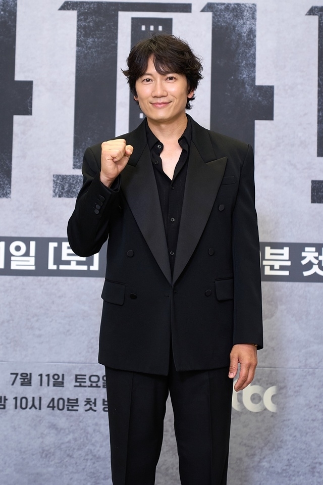 지성 “평범함의 소중함 깨달아”…종영 앞둔 ‘<b>아파트</b>’, 통쾌한 한방...