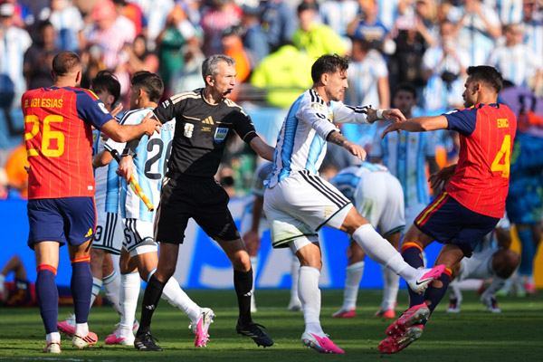 FIFA, <b>월드컵</b> 결승에서 <b>난투극</b> 벌인 아르헨티나에 중징계