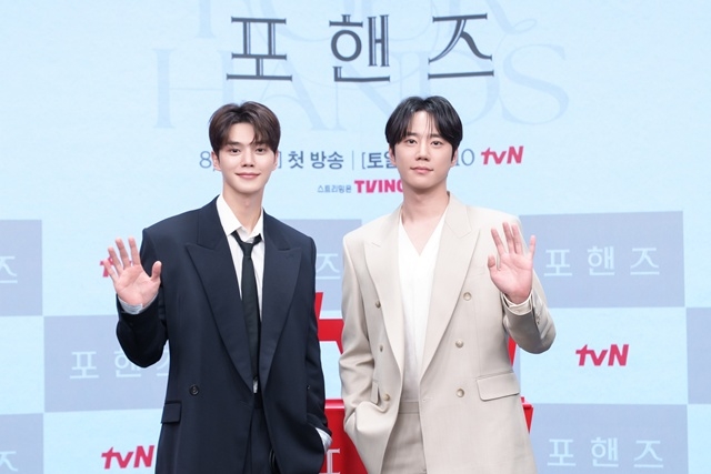 송강·<b>이준영</b>, 남다른 케미 “남자 둘이서 한 의자...어깨 자꾸 닿더라...