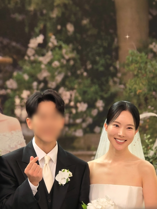 [단독] <b>김나희</b> “‘남주혁 닮았다’던 신랑과 나란히…이찬원 사회·...