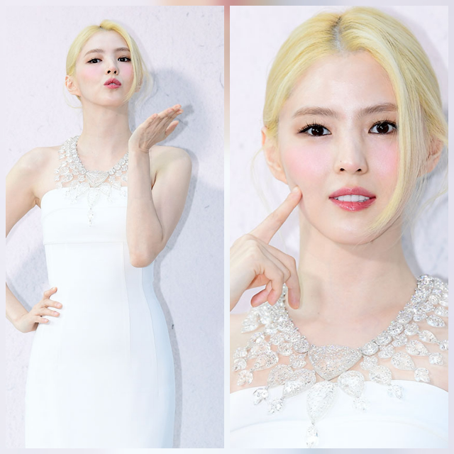 화이트 드레스 손키스 포즈와 클로즈업이 함께 담긴 사진