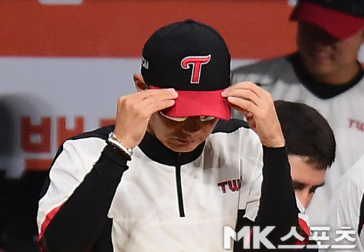 디펜딩 챔프가 3연속 <b>밀어내기</b> 볼넷이라니…‘악몽의 5회’ LG, 졸전 끝...