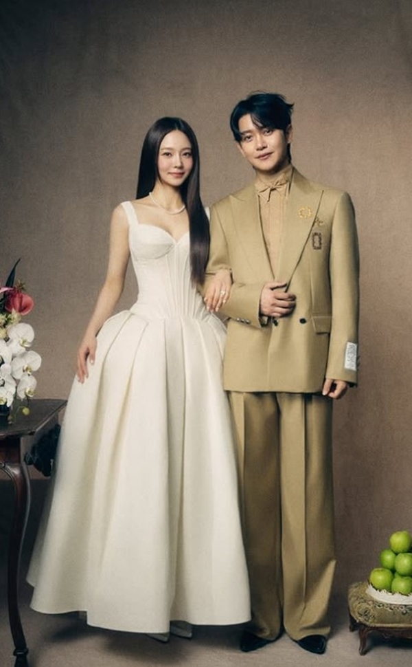 ‘결혼’ <b>강균성</b><b>유하진</b>, ‘14살 나이차’ 무색한 한 폭의 명화 같은 ...
