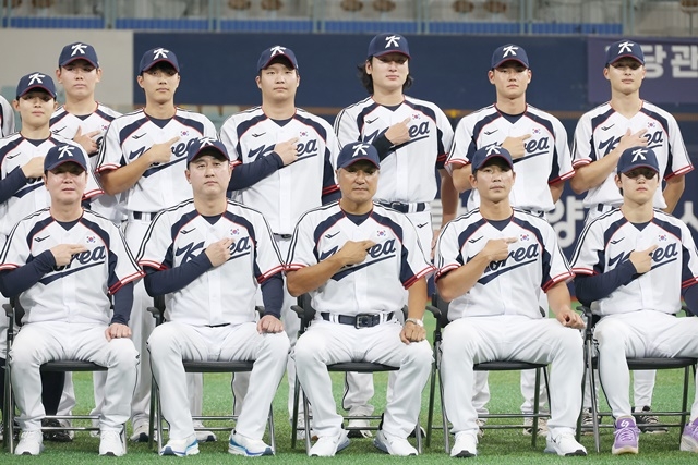 2026 아시안게임에 출전하는 한국 야구 대표팀 류지현 감독(앞줄 맨 왼쪽)과 김도영(앞줄 맨 오른쪽), 곽빈(뒷줄 오른쪽 세번째) 등 선수들이 15일 고척스카이돔에서 열린 공식 훈련을 앞두고 사진 촬영을 하고 있다. 사진=연합뉴스