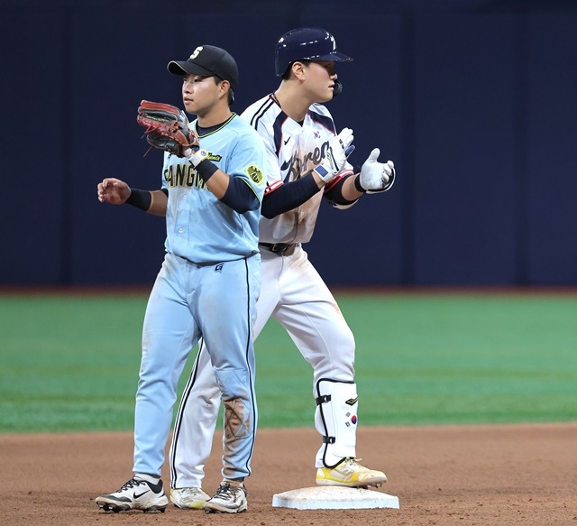 17일 서울 고척스카이돔에서 열린 2026 아이치·나고야 아시안게임 야구 대표팀과 상무 야구단의 연습 경기. 8회말 승부치기 1사 2,3루 상황에서 대표팀 김건희가 적시타를 친 뒤 2루 베이스를 밟고 있다. 사진=연합뉴스