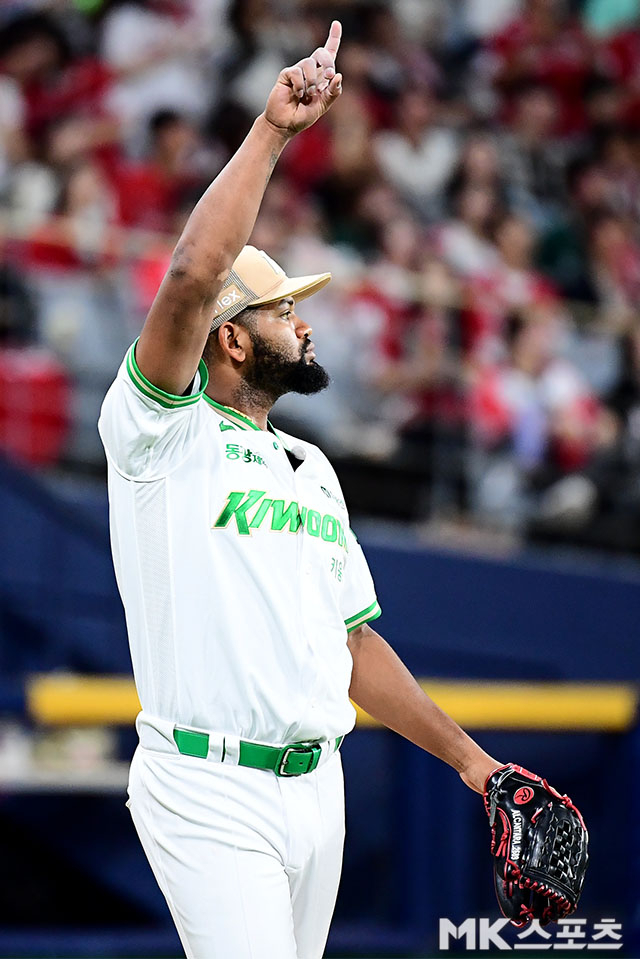 5월 21일 오후 서울 고척스카이돔에서 ‘2026 신한 SOL KBO 리그’ SSG 랜더스와 키움 히어로즈 경기가 열렸다. 키움 선발 알칸타라가 5회말 2사 1, 3루에서 SSG 김민식 타구 위치를 가르키고 있다. 사진=김영구 기자