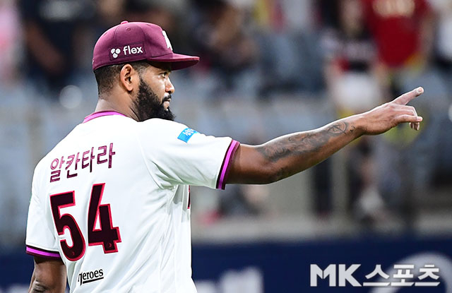 5월 27일 오후 서울 고척스카이돔에서 ‘2026 신한 SOL KBO 리그’ KIA 타이거즈와 키움 히어로즈 경기가 열렸다. 6회초 1사에서 KIA 박재현의 직선타를 키움 안치홍 2루수가 호수비로 처리하자 선발 알칸타라가 고마움을 표시하고 있다. 사진=김영구 기자