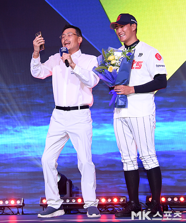 21일 서울 잠실 롯데호텔 월드에서 ‘2027 KBO 신인드래프트’가 열렸다. 1라운드 롯데에 지명된 서울디자인고등학교 박근서 부친이 노래하며 춤을 추고 있다. 사진(잠실 서울)=천정환 기자