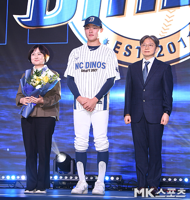 21일 서울 잠실 롯데호텔 월드에서 ‘2027 KBO 신인드래프트’가 열렸다. 1라운드 6순위 NC에 지명된 경남고 박보승이 기념촬영을 하고 있다. 사진(잠실 서울)=천정환 기자