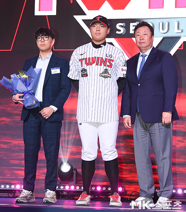 21일 서울 잠실 롯데호텔 월드에서 ‘2027 KBO 신인드래프트’가 열렸다. 1라운드 LG에 지명된 인창고 윤예성이 기념촬영을 하고 있다. 사진(잠실 서울)=천정환 기자