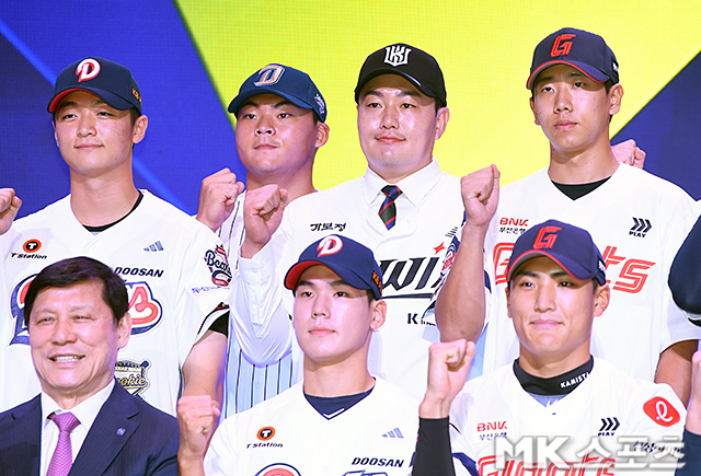 21일 서울 잠실 롯데호텔 월드에서 ‘2027 KBO 신인드래프트’가 열렸다. KT에 지명된 최지만이 기념촬영을 하고 있다. 사진(잠실 서울)=천정환 기자