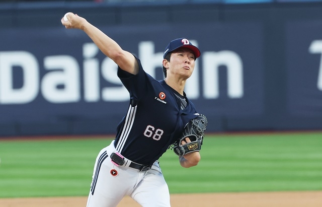 8월 25일 경기도 수원케이티위즈파크에서 열린 2026 KBO리그 프로야구 두산 베어스와 kt wiz의 경기. 1회말 두산 선발투수 최민석이 역투하고 있다. 사진=연합뉴스