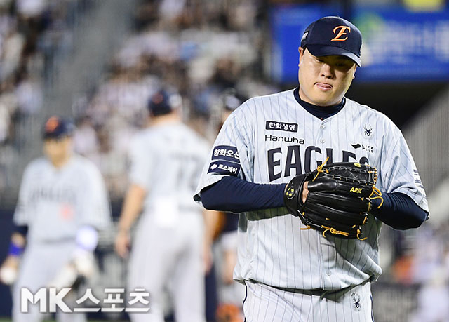8월 13일 오후 서울 잠실구장에서 ‘2026 신한 SOL KBO 리그’ 한화 이글스와 두산 베어스 경기가 열렸다. 4회말 1사 1, 2루에서 두산 양의지에게 스리런홈런을 맞은 한화 선발 류현진이 강판 당하고 있다. 사진=김영구 기자