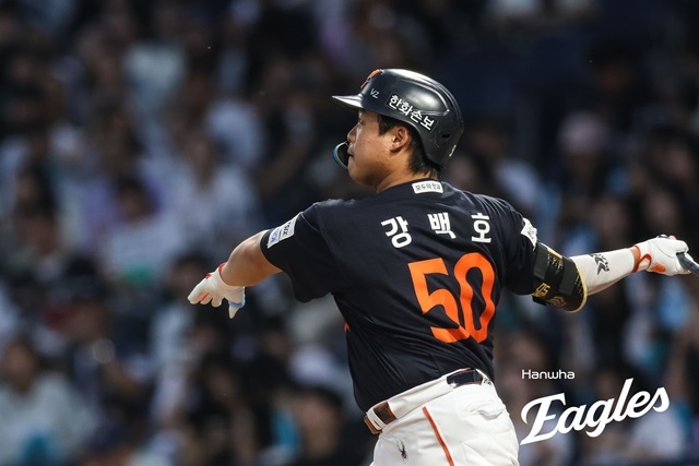 강백호가 25일 NC전에서 홈런을 치고있다. 사진=한화 제공