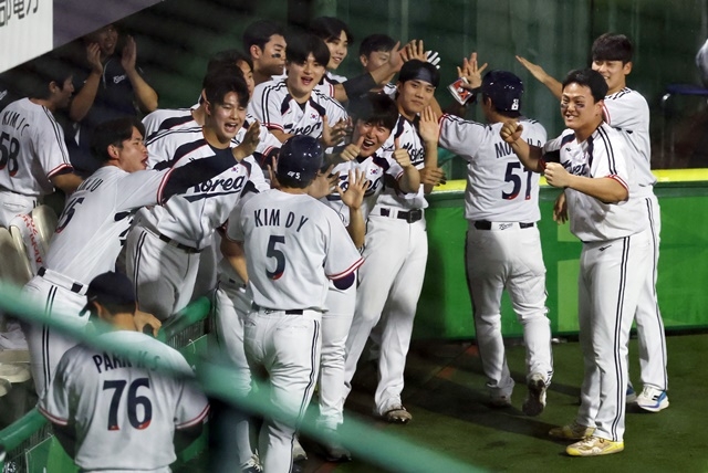 26일 일본 아이치현 도요하시 시민구장에서 열린 2026 아이치·나고야 아시안게임 야구 슈퍼라운드 대한민국과 중국의 경기. 1회말 1사 2,3루 대한민국 문보경의 안타때 문현빈, 김도영이 득점 후 동료들의 축하를 받고 있다. 사진=연합뉴스